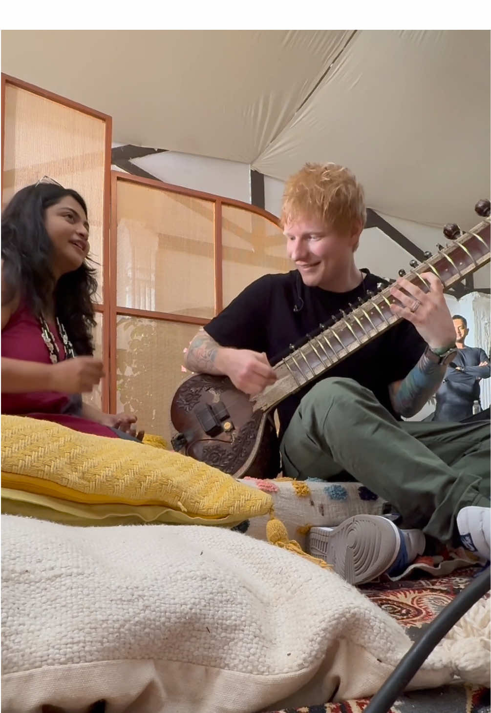 Ed’s first time playing the Sitar 🧡🇮🇳 #edhq #edsheeran #sitar 