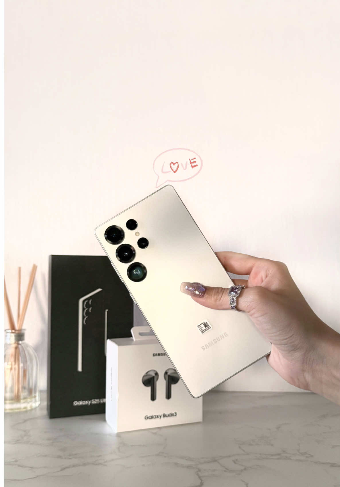 unboxing the @samsung Galaxy S25 Ultra✨  𝓈𝒽𝒾𝓃𝓎, 𝓈𝓁𝑒𝑒𝓀, 𝒶𝓃𝒹 𝑜𝒽-𝓈𝑜-𝑔𝑜𝓇𝑔𝑒𝑜𝓊𝓈!  loving the overall look and performance 💫 If you’re coming from the S24, the changes might feel minor, but if you’re upgrading from the S21 or S22 series, this is a whole new experience! 😍 🏷️ S25 | new | unboxing video #tiktokaustralia🇦🇺 #ugc #ugandatiktok #ugccommunity #ugccreator #trending #trendingvideo #samsung #samsunggalaxy #s25ultra #unboxing #unboxingvideo #Tech #mobilephotography 