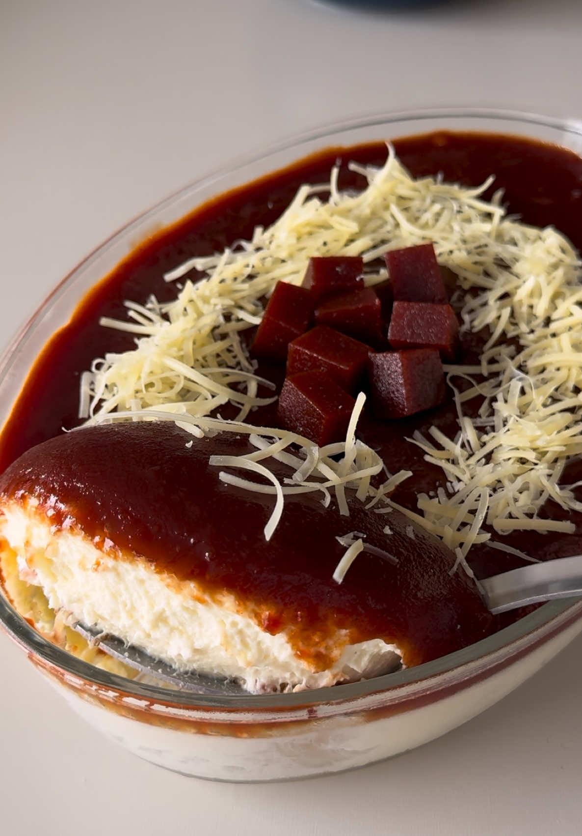 Romeu e Julieta de travessa 😍 Ingredientes: 1 lata de leite condensado  1 caixinha de creme de leite  200 gramas de requeijão cremoso  1 sachê de gelatina hidratada na água  Bata tudo muito bem e despeje em uma travessa, leve pra geladeira por 3 horas.  Cobertura:  200 gramas de goiabada  150 mls de água  Leve em fogo médio até começar a borbulhar, desligue e deixe esfriar, jogue por cima da sobremesa e leve pra geladeira novamente. Decore com 50 gramas de parmesão ralado e mais goiabada, aproveite, fica surreal de cremosaaa!😍😍😍 Façam, viu? Vale a pena!  #sobremesa #doce #confeitaria #comida #sobremesa #creme #recheio #brigadeiro #pascoa   