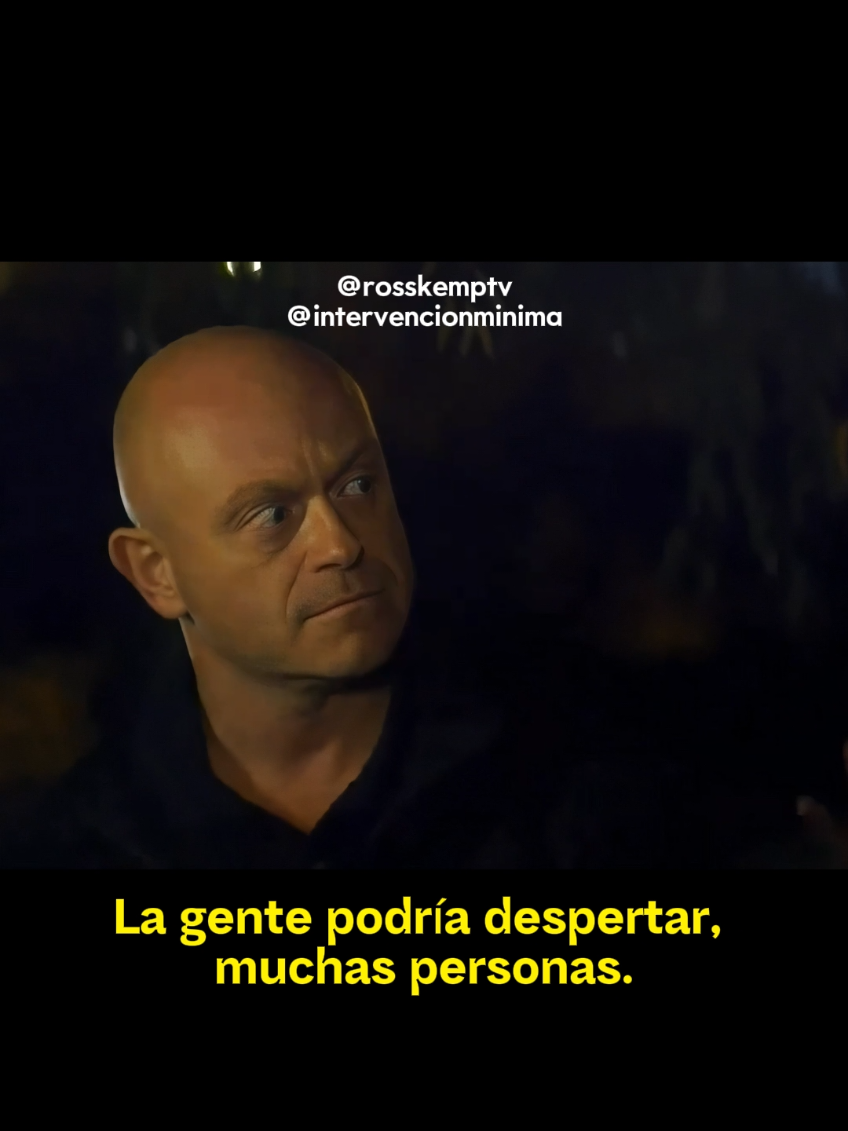 Es lo más parecido a la peli de Borat que he visto en vida real. Sé que no está bien reírse de estas cosas pero las caras de Ross Kemp son... 