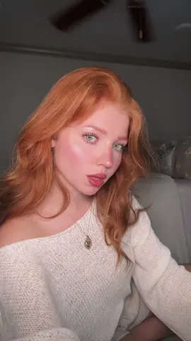I love this chair lol #lanadelrey #ginger #redheadcutie #redheadsdoitbest #latenightvibes 