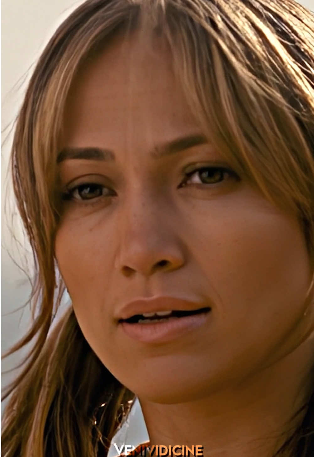 Sadece göz rengini sormuştu oysa… ❤️🙂#MonsterinLaw  ----------------------------------------------- 🎬  Monster-in-Law 🎥  Yönetmen: #RobertLuketic 🎭  Oyuncular: #JenniferLopez ve #JaneFonda ⭐️  İmdb: 5.6/10 📅  Yapım Yılı: 2005 🚩 Komedi, Romantik ----------------------------------------------- Daha fazla bu tarz içerik için 👉 @venividicine