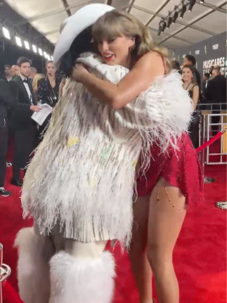 wE! love this red-carpet reunion between #ink and @taylorswift. 💕 #livefrome #grammys #awardseason #redcarpet #music #swifties @colewalliser