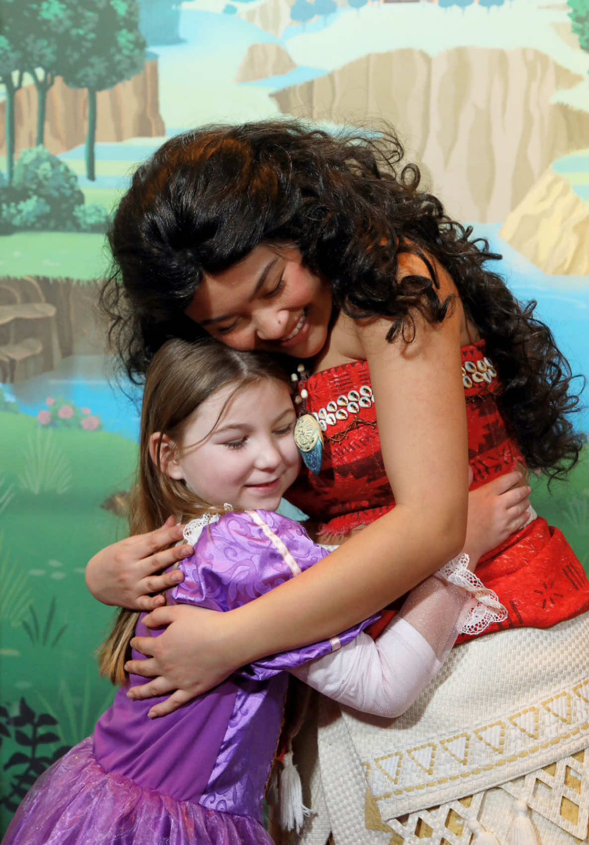Ma Lola qui rencontre pour la première fois la belle et aventureuse Vaiana 🌸 Elle était si heureuse de la voir enfin 💖 As tu déjà eu la chance de la rencontrer ?  @Disneyland Paris ✨  #disneylandparis #disneyland #dlp #meet #meetandgreet #vaiana #moana #princess #disneyprincess #princesse #princessedisney #disney #disneylife #disneylove #merefille #wheredreamscometrue