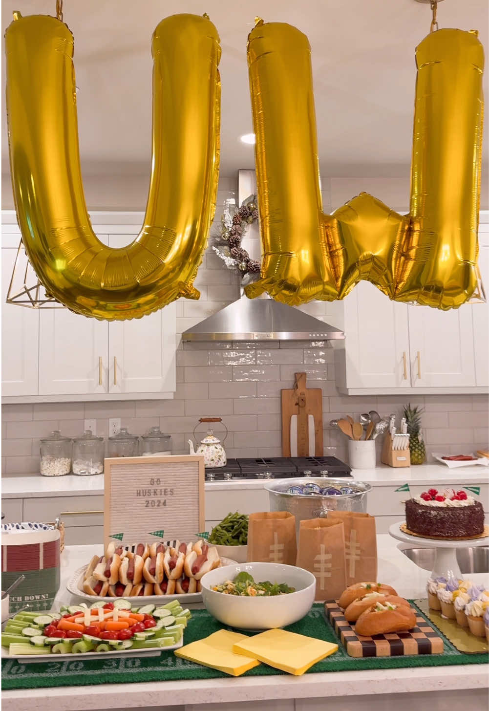 GAME DAY HOSTING IDEAS! 🏈🏟️🌭 This is an oldie but a goodie. Who are we rooting for this Super Bowl? The underdogs, 3peat, or Kendrick Lamar? lol Linked everything on my AMZ storefront under “Game Day” #gamedayfood #superbowlparty #watchparty 