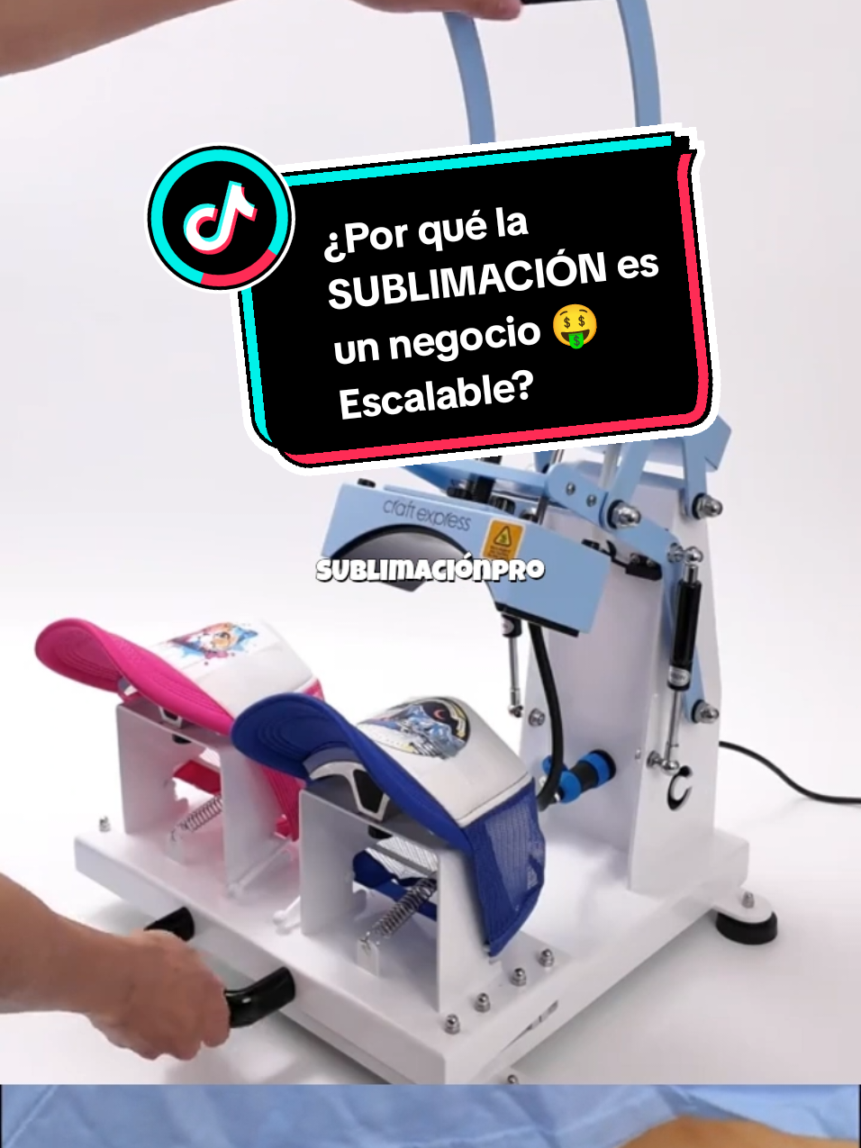 ¿Por qué la sublimación es un negocio rentable? Descubre por qué la sublimación es una excelente opción para generar ingresos desde casa. La sublimación se ha convertido en uno de los negocios más rentables por varias razones. En primer lugar, la inversión inicial es baja comparada con otros negocios, ya que no necesitas maquinaria costosa ni grandes cantidades de stock. Puedes empezar con lo esencial y crecer a medida que aumenten tus ventas. Además, los productos personalizados siempre están en alta demanda. Desde tazas, camisetas, gorras hasta cojines, las personas adoran lo único y exclusivo. Esto te permite captar una gran variedad de clientes: desde personas que buscan regalos personalizados hasta empresas que quieren promocionar su marca. Otra ventaja es la baja competencia si te concentras en nichos específicos. Puedes especializarte en productos para ocasiones especiales, como cumpleaños, bodas o eventos corporativos, lo que te da una ventaja competitiva. Finalmente, la sublimación es un negocio escalable . Puedes empezar con una pequeña cantidad de productos y aumentar tu oferta a medida que tu negocio crezca, sin necesidad de mucha inversión adicional. ¡Así que si buscas una manera fácil de comenzar a ganar dinero desde casa, la sublimación es la opción perfecta! #cursodesublimacion #sublimacion #tipssublimación #sublimacionbolivia #sublimacionargentina #sublimacionchile #sublimación #medios #tallerdesublimacion #ideasdenegocio 