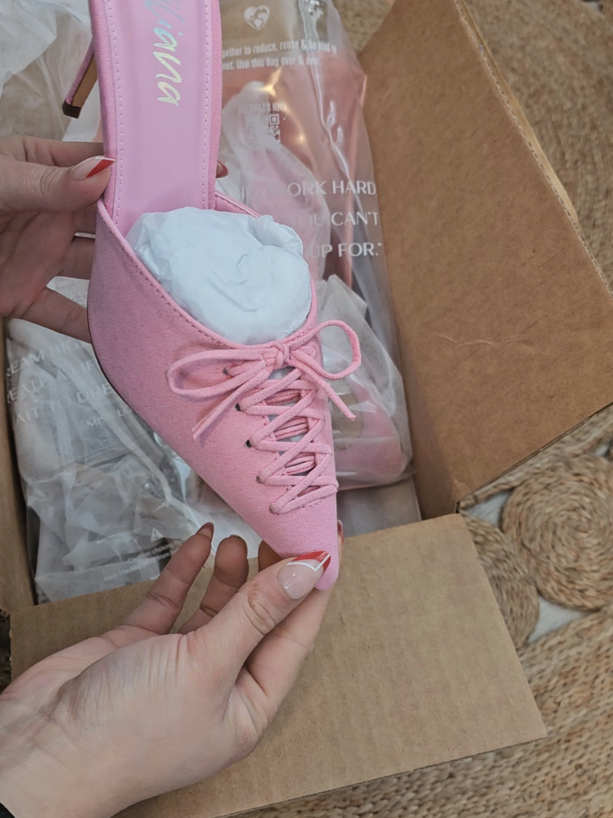 I'm obsessed 😍 @MISS LOLA OFFICIAL #blowup #viral #fyp #misslola #misslolaboots #misslolaofficial #misslolashoes #misslolahaul #boots #bootseason #howtostyle   #tiktokshopfinds #heels #birthdayheels #brunchheels #officeheels #churchheels #sandals #mules 