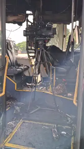 olha só como ficou o ônibus q foi atingido pelo avião ✈️