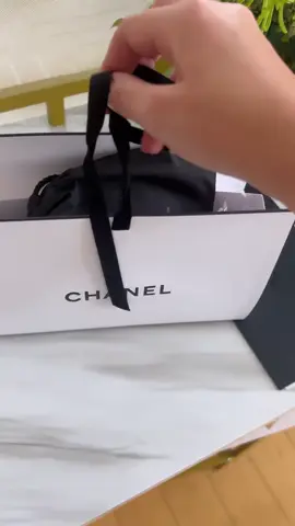Tag someone who loves Chanel #chanel #chanelbeauty #chanelunboxing #chanelclassic #makeup #makeupblogger #makeuplover