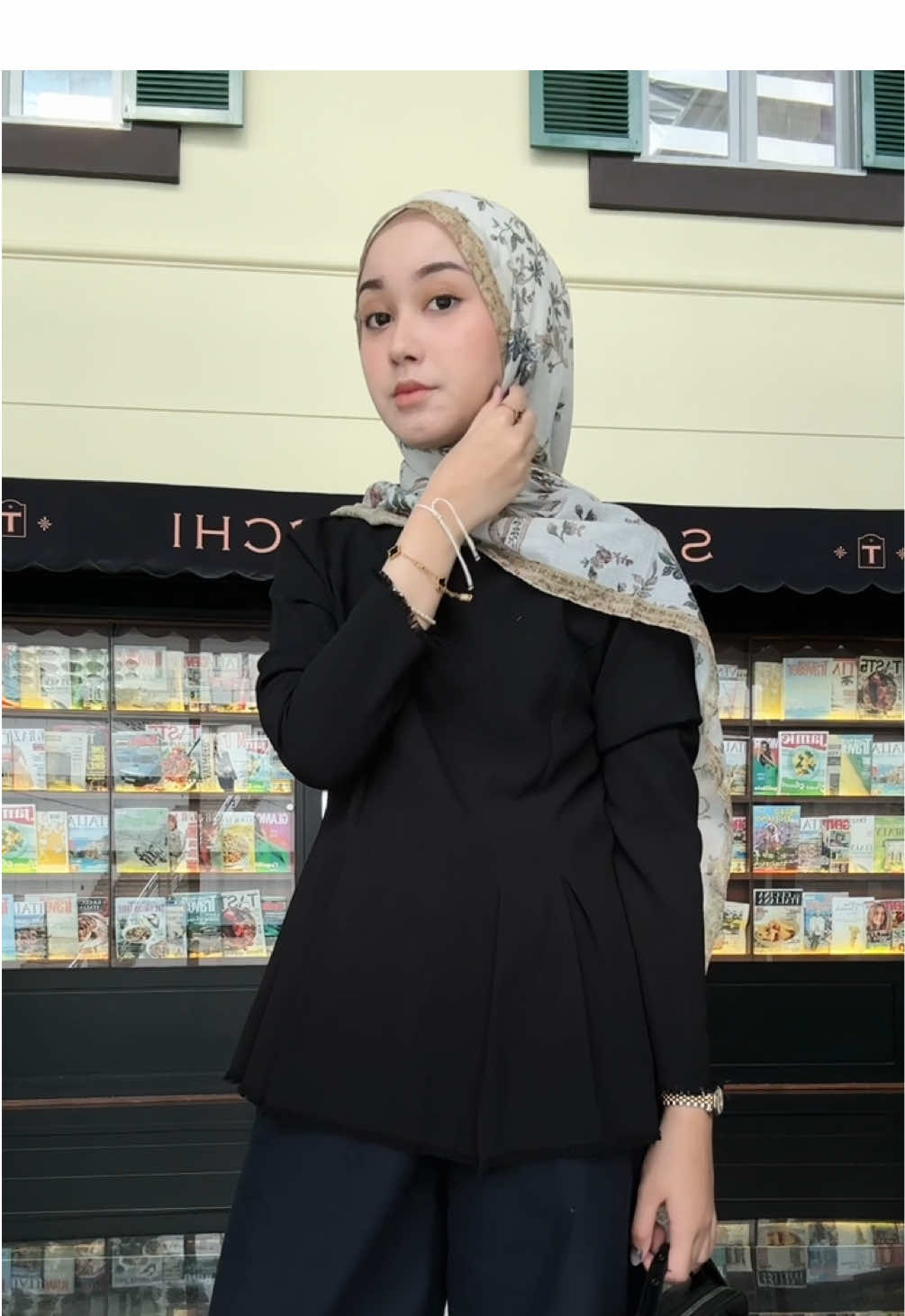 A touch of pattern to your minimalist fit 🖤 #fyp #pashmina #pelangiasmara #fypシ 
