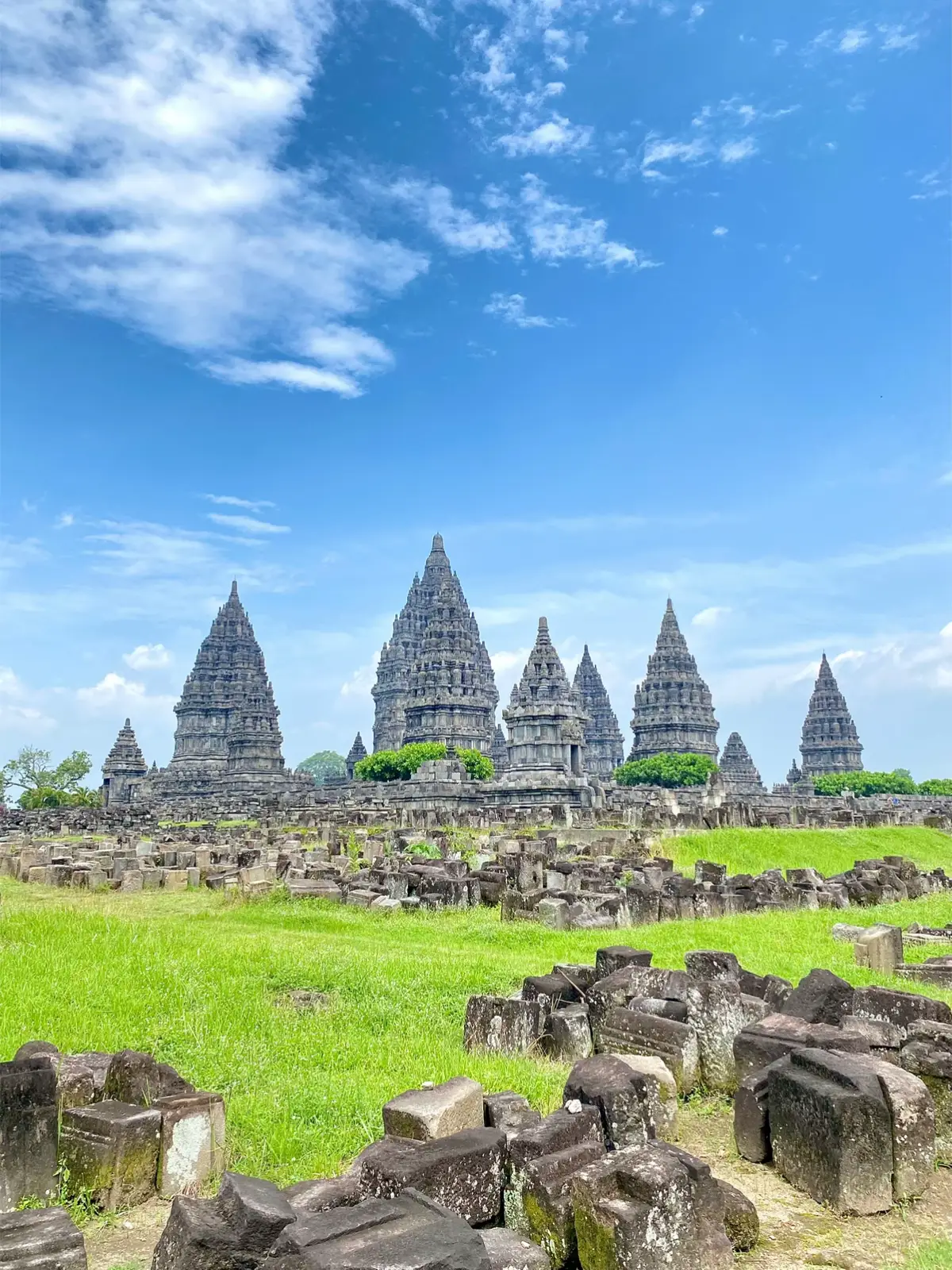 Alhamdulillah dapet view cerah banget dan masih agak sepi jadi bisa menikmati keindahannya😍 btw punya kenangan apa disini? #fyp #fypシ #wisatajogja #jogja #eksplorejogja #jogjaistimewa #jogja24jam #candi #candiprambanan #prambanan #candiprambananjogjaindonesia #prambanantemple #temple #wisatacandi #xyzbca 