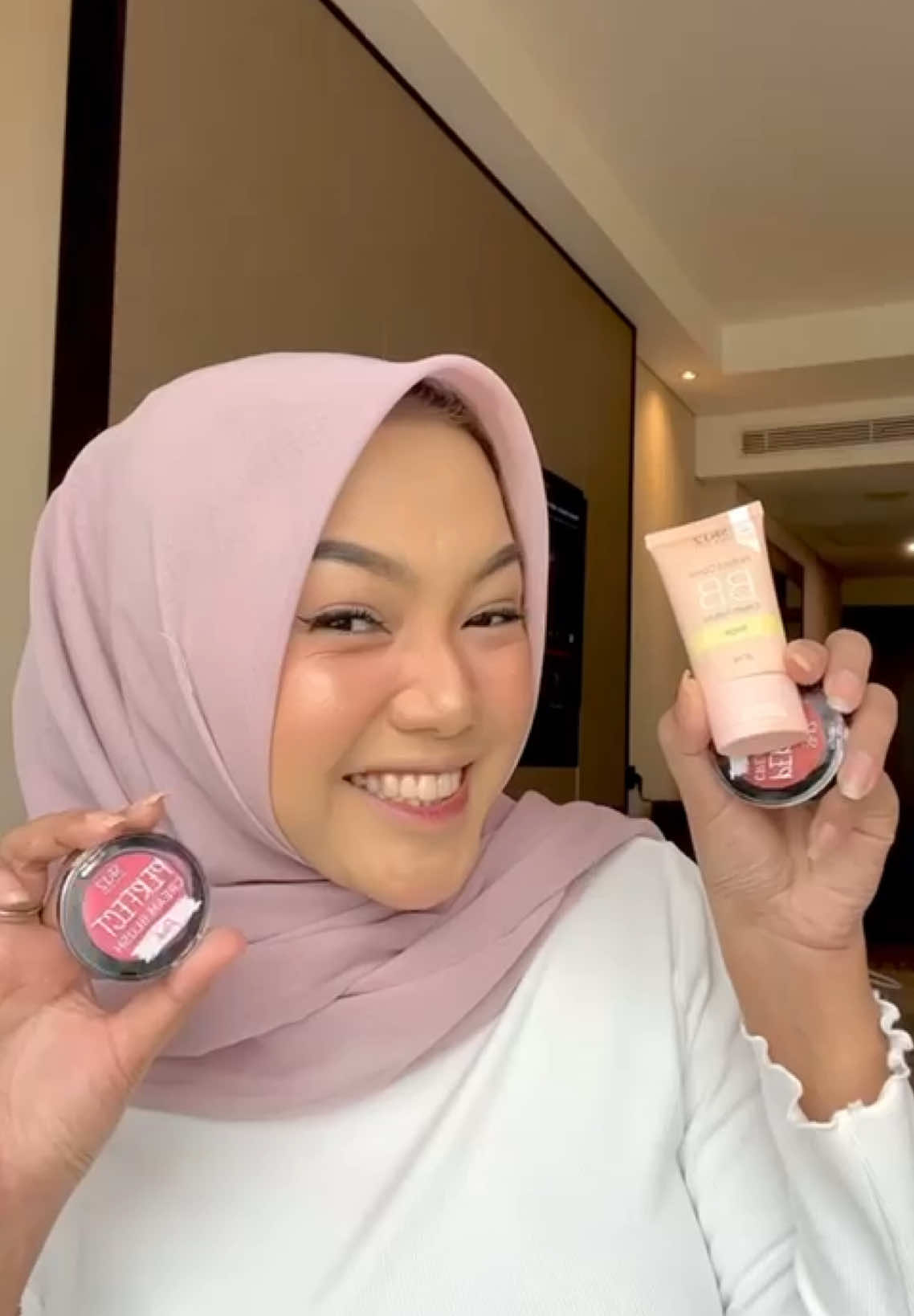 Ini dia 2 produk SR12 kesukaannya kak @Almineta🕊 😍 yang suka make up-an yuk samaan produknya dengan check out di keranjang kuning kita 😍 #almineta #sr12kosmetik #creamblush #bbcream #makeupsimple #rekomendasiproduk #terbestseller #bpom 