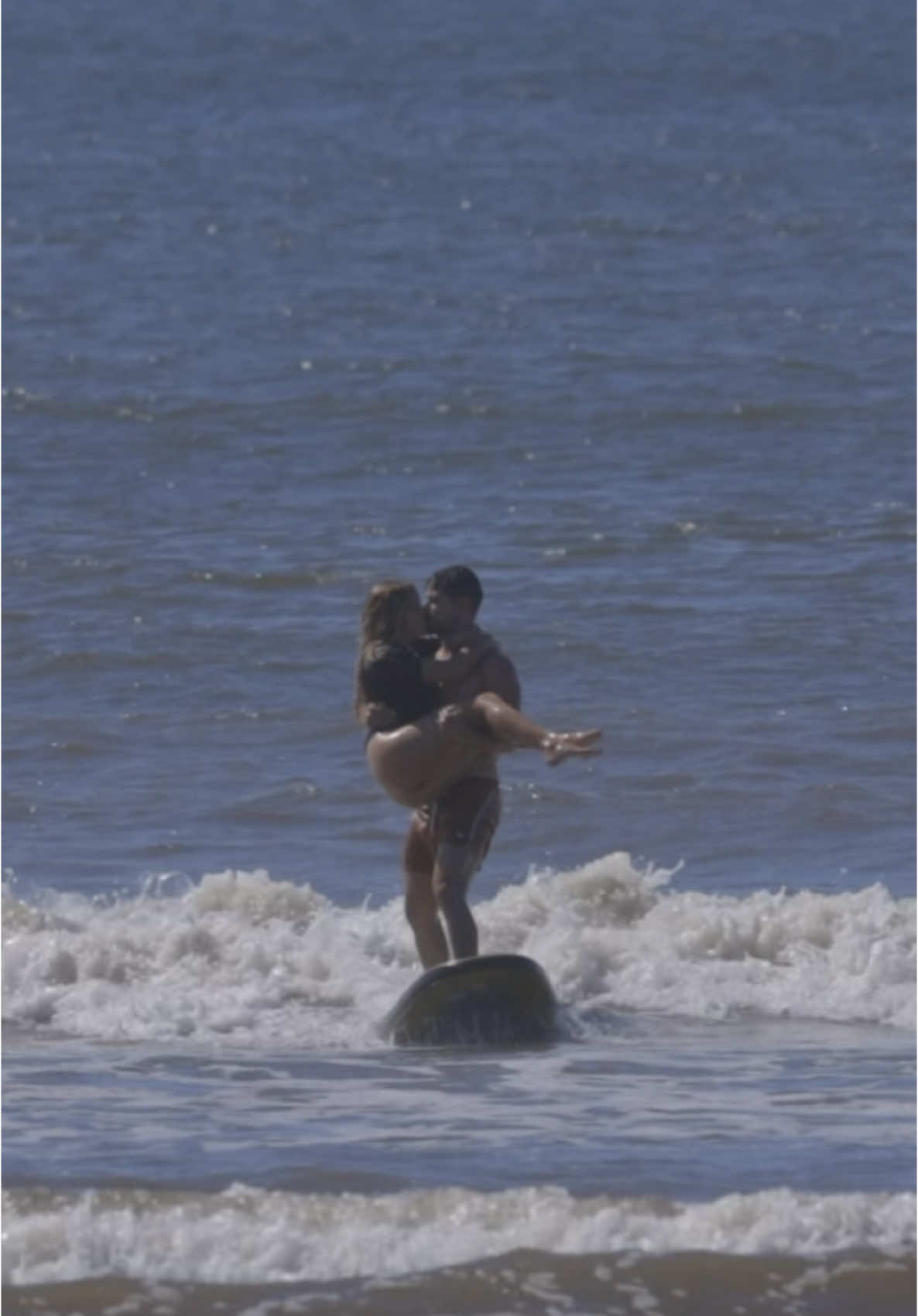 #surf #surfcouple #surfergirl #waves #riodejaneiro #saopaulo #surftok #Summer #bluesea #surfing #verano 