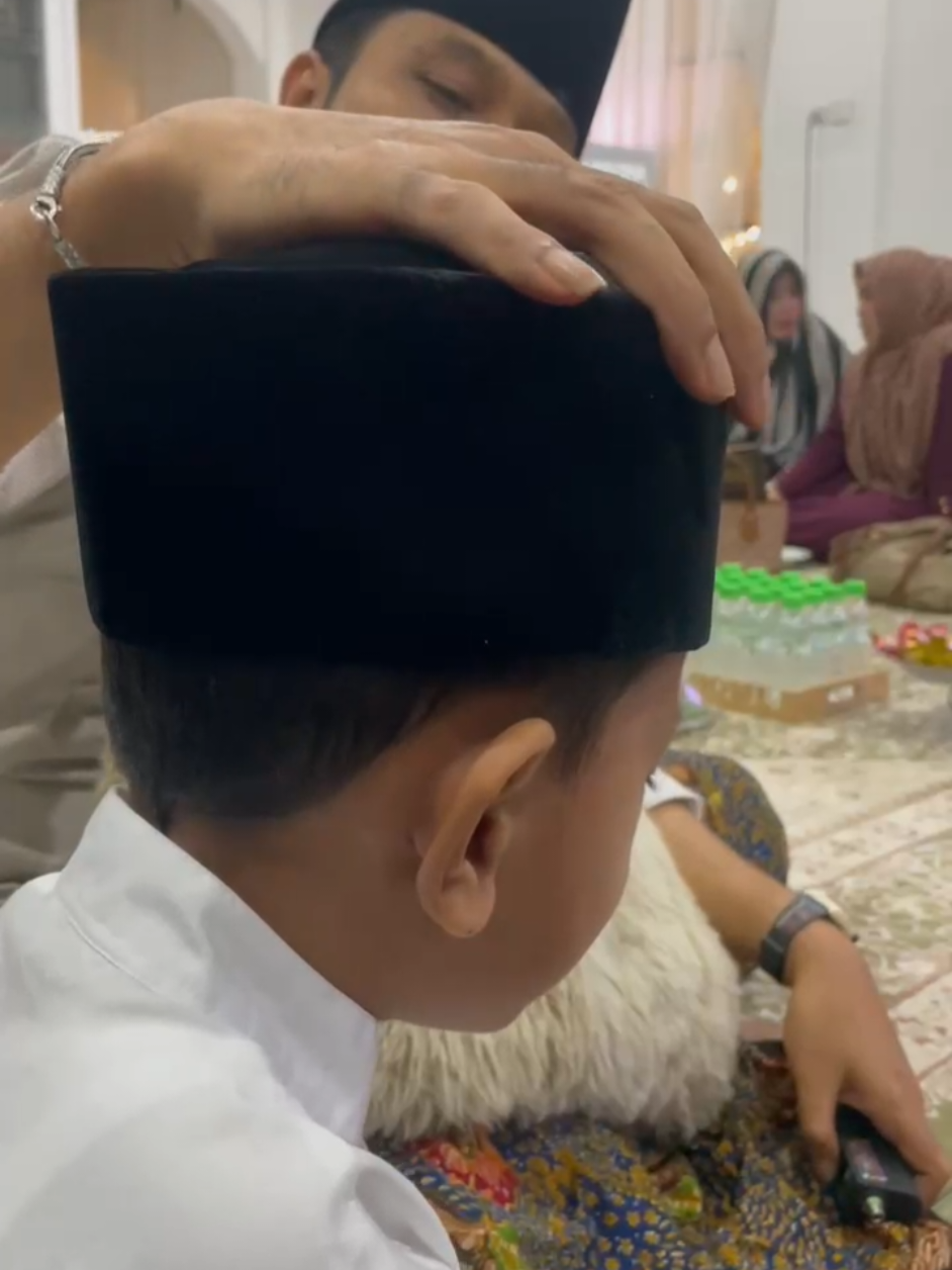 Alhamdulillah bisa ikut rutinan ngaji di @Teras Gubuk dan diberi kesempatan oleh Beliau Gus Kautsar setelah ngaji selesai bisa sowan untuk ditaskhih beberapa hafalan hadis Arbain Nawawi. Semoga menjadi lantaran diberikan futuh serta diberi ilmu yang bermanfaat dan Semoga mendapatkan keberkahan dari Allah. #ningjazil #guskautsar #terasgubuk #rayhanmuwafiq #rayhan #satuabadalfalahploso #100tahunalfalahploso #1abadalfalahploso #osn #arbainnawawi 