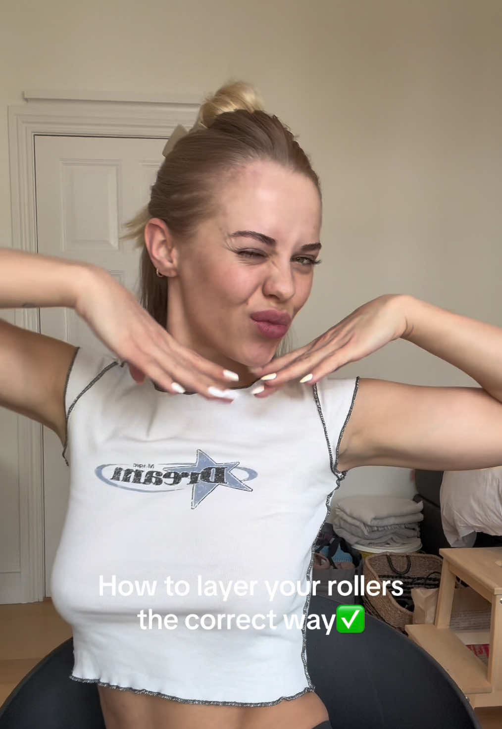 How to layer your hair rollers correctly ✅ A quick guide to get the best blowout from hair rollers 😍 #hairrollers #blowouthair #hairtutorial 