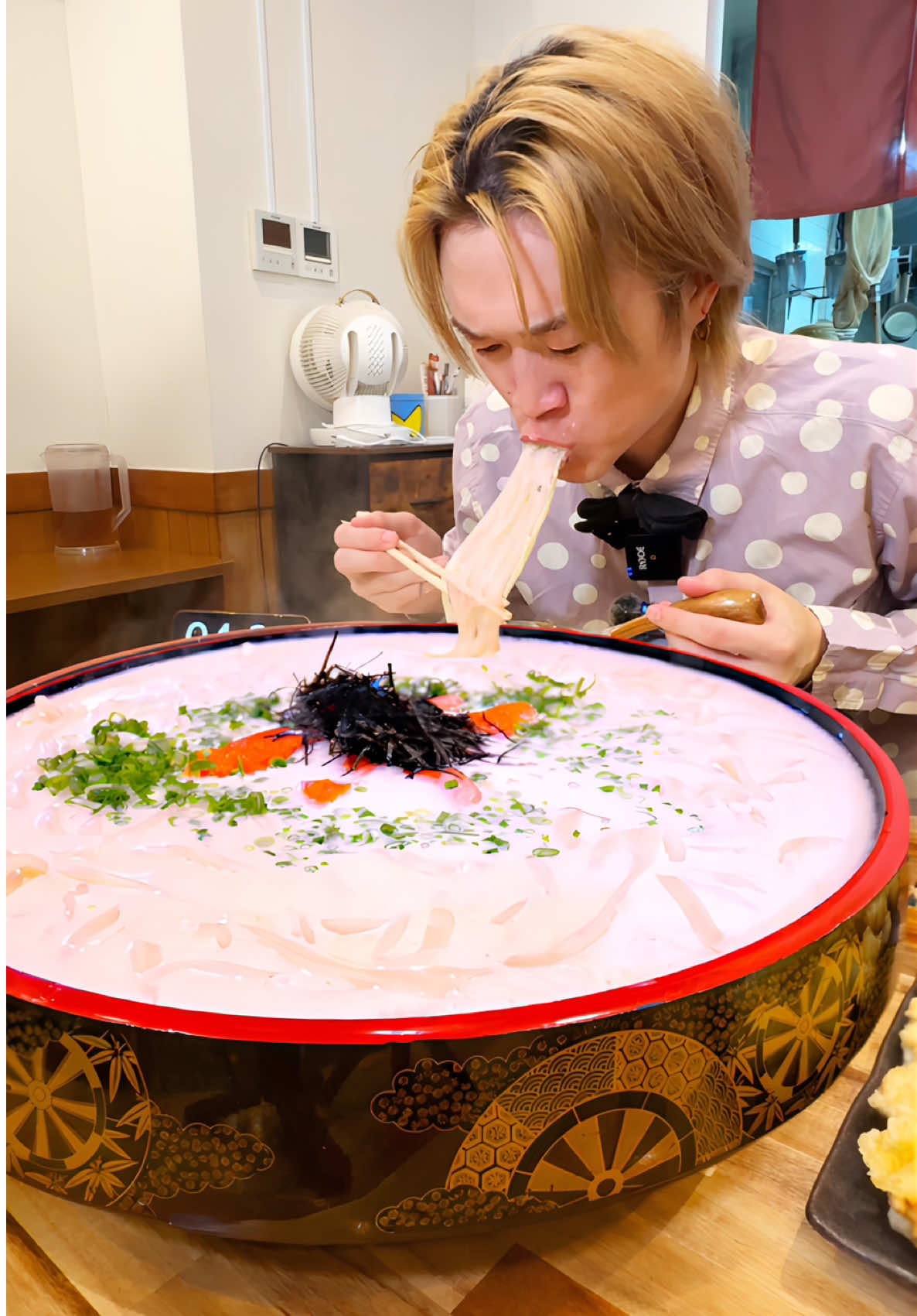 【ひもかわ桐生 池袋店】 ‪”‬激熱な明太子クリームうどんチャレンジ‪”‬ 総重量8kg 制限時間50分 ※クリームに溺れそうです...。 #大食い #早食い #大食い選手権 #asmr #ASMR #Mukbang #デカ盛り #おすすめ #孤独のグルメ #デカ盛りハンター #foodstagram #ความตะกละ #food #asmrfood #japanesefood #Foodie #먹스타그램 #먹방 #うどん #明太子 #池袋 #udon #うどんは飲み物 