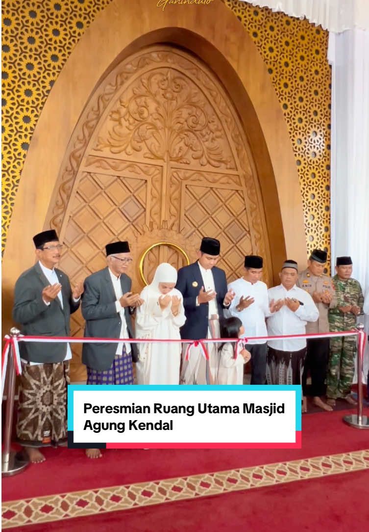 Alhamdulillah untuk ruang utama Masjid Agung Kendal sudah dapat dipergunakan. Saat ini progres pembangunan Masjid Agung Kendal sudah 65%, semoga dapat segera diselesaikan agar dapat menjadi tempat ibadah yang nyaman dan aman. Terimakasih untuk sahabat saya Revano Satria, yang telah membantu Pemerintah Kabupaten Kendal untuk mendesainkan Masjid kebanggaan kita semua. _ #dicoganinduto #pemimpinmuda #kendalhandal #kendallebihbaik 