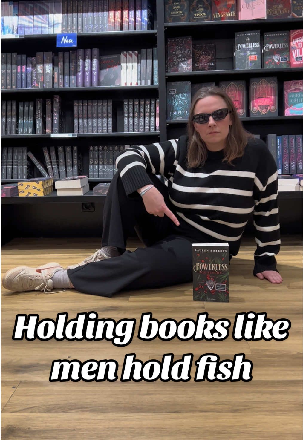 Holding books like men hold fish 📚🐟 #BookTok #bookvideos #bookviral #holdingbookslikemenholdfish #booktrend #booksbooksbooks #onyxstorm #powerless #westwell #ellekennedy #liztomforde #romancebooks #romantasybooks 