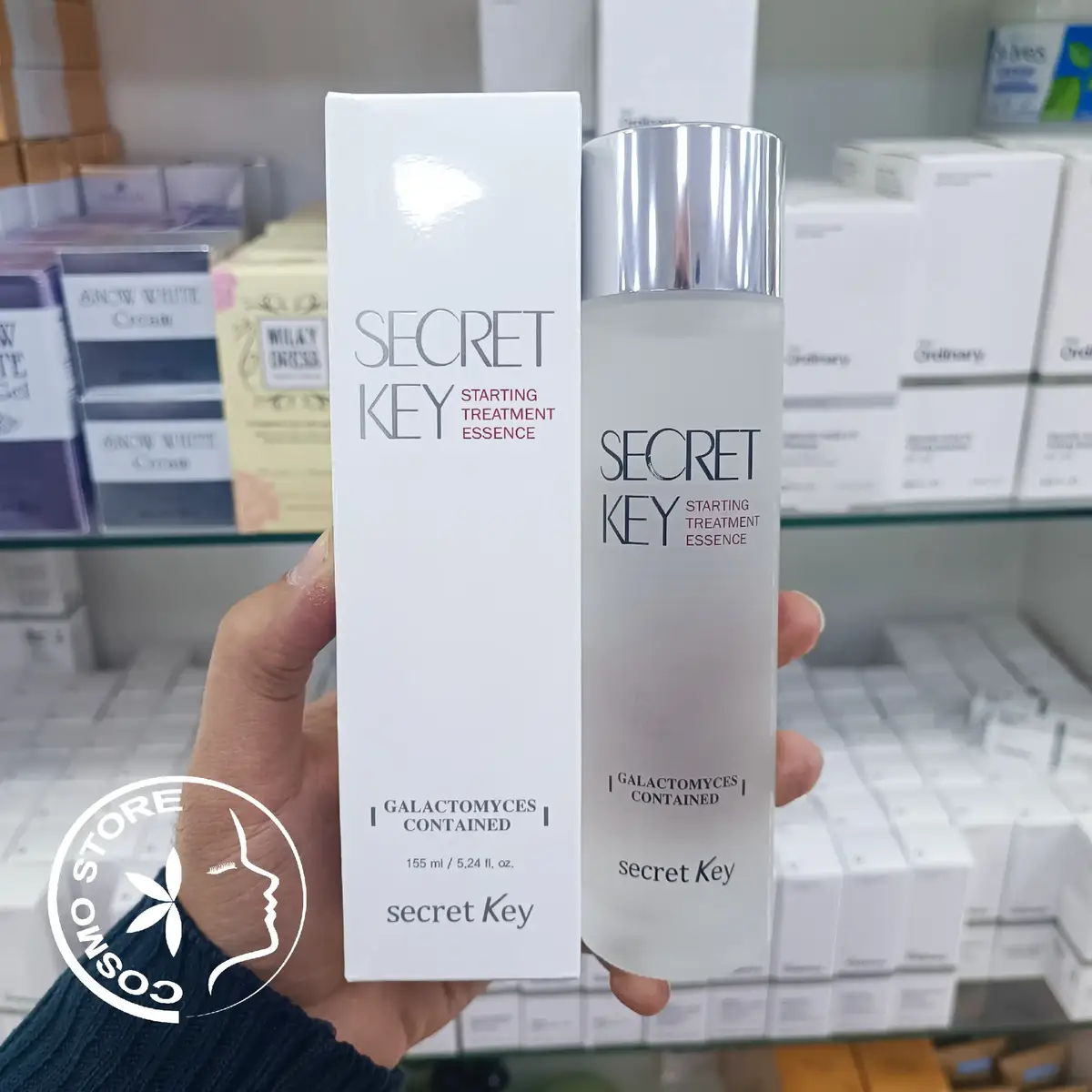 SECRET KEY Starting Treatment Essence 👈 يحتوي على مستخلص الجلاتومايسس الغني بالفيتامينات والمغذيات للبشرة.   👈 يساعد في ترطيب البشرة بعمق ويمنحها إشراقة طبيعية.   👈 يعمل على تقليل مظهر الخطوط الدقيقة والتجاعيد.   👈 يعزز مرونة البشرة ويحسن ملمسها.   👈 يساعد في توحيد لون البشرة والتقليل من التصبغات.   👈 يدعم حاجز البشرة الطبيعي ويحميها من العوامل الضارة.   👈 يناسب جميع أنواع البشرة بما في ذلك الحساسة.   ✅ طريقة الاستخدام   - يستخدم صباحا و مساءا لنتائج افضل. متوفر الآن من Cosmo Store Egypt 