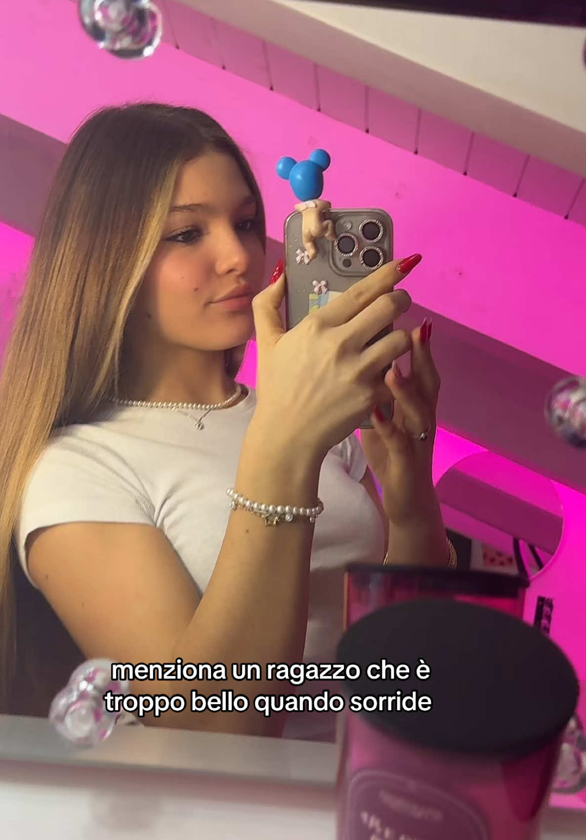 menziona un ragazzo che è troppo bello quando sorride 