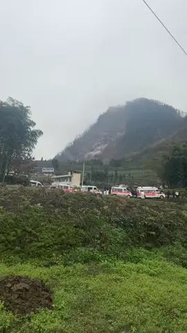 Terrifying landslide! 😱 #NatureDisasters #Safety #Emergency 