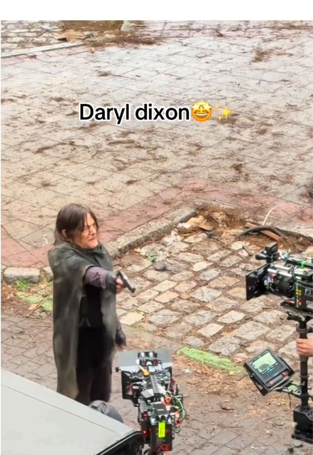 The walking dead🎞️🎥   #daryldixon en MADRID🤩  Suerte es verte desde la ventana de mi casa🫠  