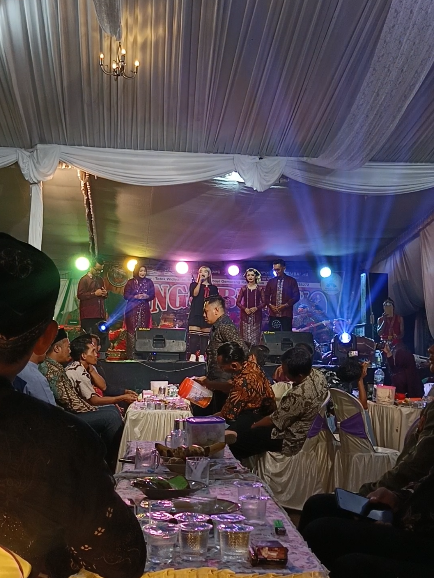 gayeng masse... minimalisan💡 #elsaproduction #sedulurku#rindisafira #singobudoyo#soundfyp  #soundviral#eventorganizer  #weddingtiktok#dekorasiwedding#rentallighting#lightingdesign#lighting#bojonegoro24jam#ngawi24jam#madiun#trending#viral#fypage#mekarlahbungateratedijiwaku
