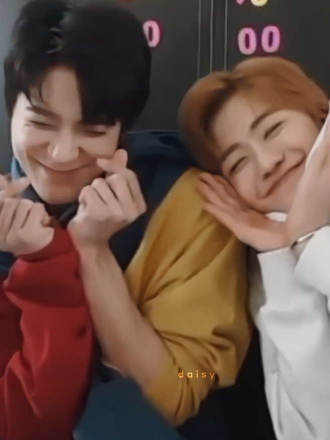 di live ini jaemin emang baru muncul lagi setelah hiatus lama dan jeno disini bener² sumringah bangett 😭 rill nempel bener² ke jaemin 😭 #nomin #jaemin #jeno 