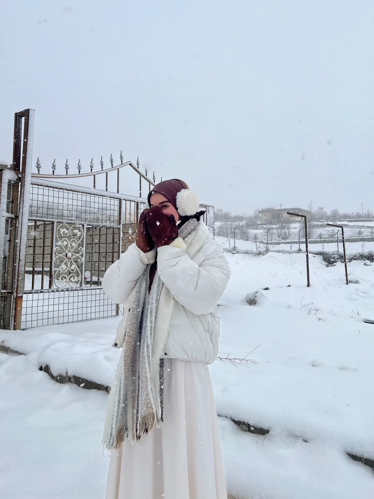 ‎لەسەرەتایی ڕوداوەکەیا ‘توڕەیت’ خوێنت قوڵپ ئەیات و شتەکان  لەلات تەنها وشەی پرسی ‘بۆچی’یە،،  دواتر کەمێک ئارام ئەبیتەوە و ‘لۆمە’ی خۆت و هەموو شتەکانی دیکە ئەکەیت،، وە لە کۆتاییدا خوێنت بە ساردی لە دەمارەکانتدا هاتوچۆ ئەکات و لە تەواوی وردەکاری ڕوداوەکان ‘تێئەگەیت’ ‎قۆناغی ‘توڕەیی’ هەتا ئەگات بە قۆناغی ‘تێگەیشتنت’ کاتی ئەوێت! کاتی ئەوێت هەتا لەوە تێئەگەیت ئەو قسەیەی بە گاڵتە کردی ڕاستی بوو،..! ئەو قسەیەیی برینداری کردیت ئەیزانی کە بریندارت ئەکات،، ئەو کارەی دڵی شکاندیت ئەیزانی دڵت ئەشکێنێت،، تەنها تۆ بەهۆی نزیکیتەوە نەتدەبینی ‎بۆیە وەڵامی وشەی ‘بۆچی’یەکەت ئەوەیە کە خۆیی نەیویستوە و هیچیش لەگەڵ ‘ویستی ڕاستەقینەی’ مرۆڤی بەرامبەرتدا ناکرێت و ناتوانیت بەزۆر ویستی بۆ دروست بکەیت،.. بۆیە کۆتایی چیرۆکەکە قبوڵ کردنی’ویستی’ ئەو ئەبێت بە ناچاری نەک هەڵبژاردە،، مرۆڤی ناچاریش درەنگ ئەگاتەوە بارودۆخی ئاسایی خۆیی بەڵام هەر ئەگات و ئاسایی ئەبێتەوە..❄️🤍🪽☁️ #foryou#fyp #explore #hijab #islam #hope #winter #snow #slimany #kurdistan #iraq 