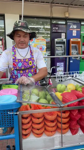 Peeling fruits looks so delicious. . Shop name: หนึ่งผลไม้สด | Thai fruit cart | 📍Location: Mahanark Market, Bangkok ,Thailand ⏰Open: Mon-Fri #asmr #fruit #foodland