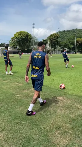 JUJUU😮‍💨🎩 El GOLAZO de Neymar en el entrenamiento del Santos. 📽️@santosfc  #futbol⚽️ #TikTokDeportes #neymar #santos