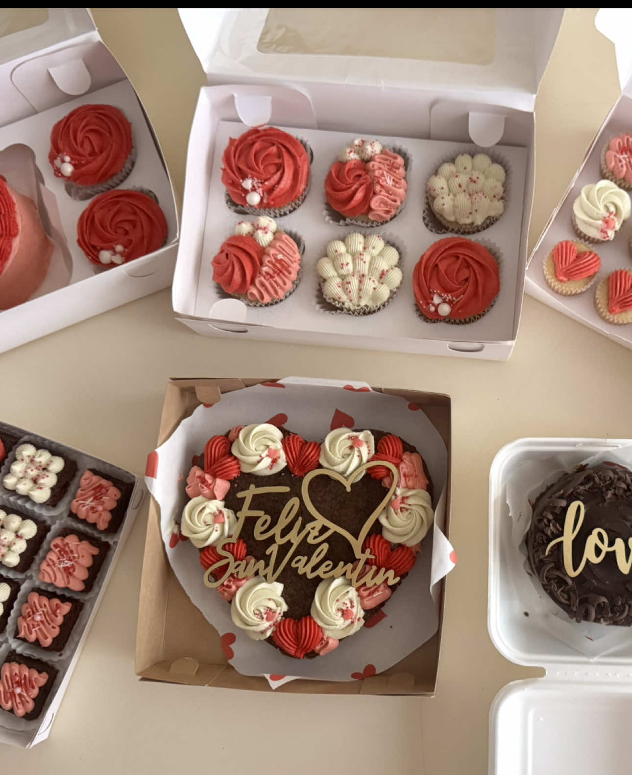 EXPRESA TU AMOR CON UN DULCE♥️ Les presentamos nuestras opciones de San Valentín de este año para que puedas endulzar el corazón de tu persona favorita 👩‍❤️‍👨 Pedidos y consultas al 949-285-891  #sanvalentin #postresdesanvalentín #limapostres #ValentinesDay #sanvalentin #amor #postresparacompartir #postreslima #limaperu #paraella #lovers 