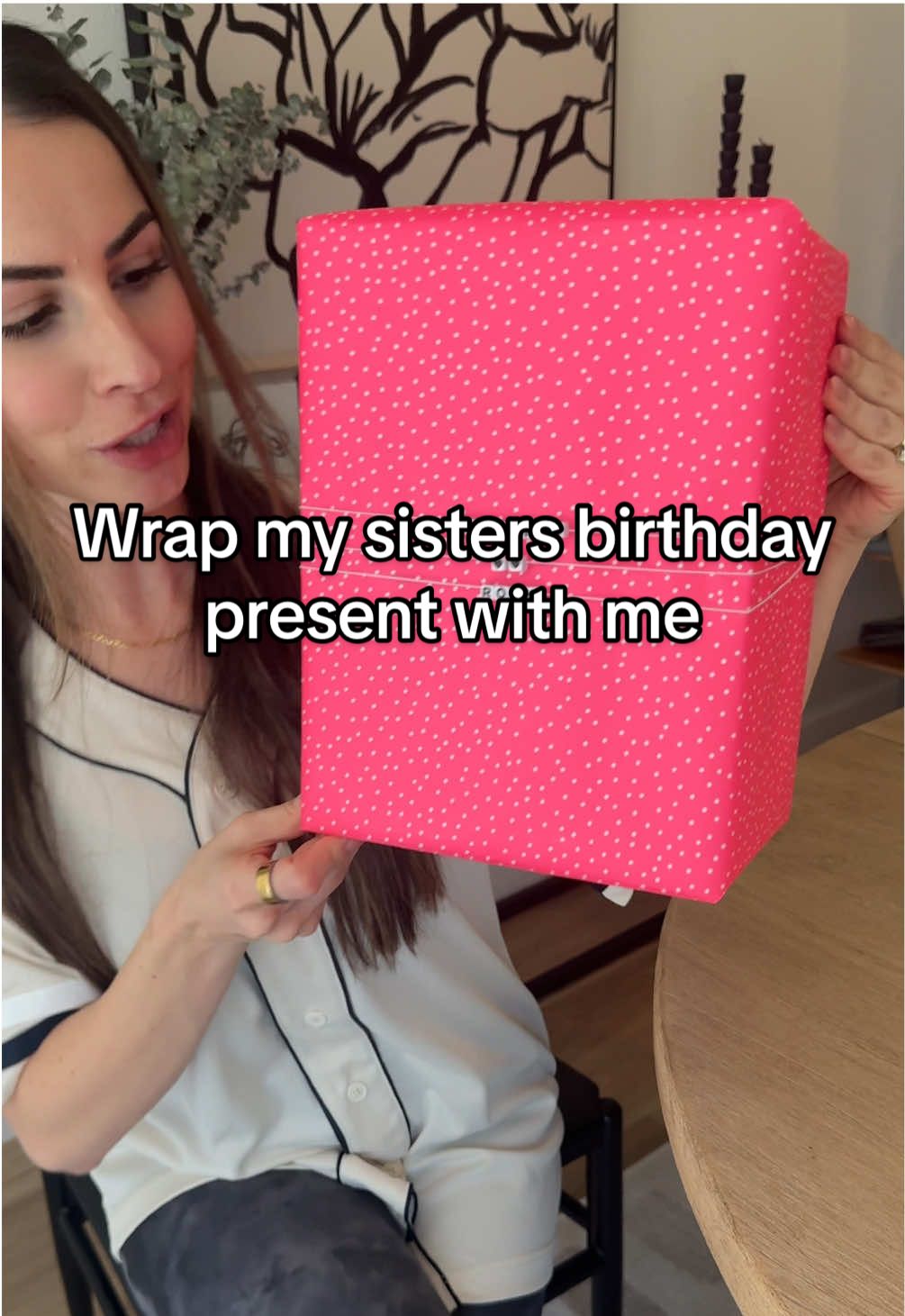 Wait i love it #wrappinggifts #wrapping #wrappinghacks #wrappinghack #presents #birthday #wrappingpaper #birthdaygirl #birthdaygift #birthdaygiftideas 