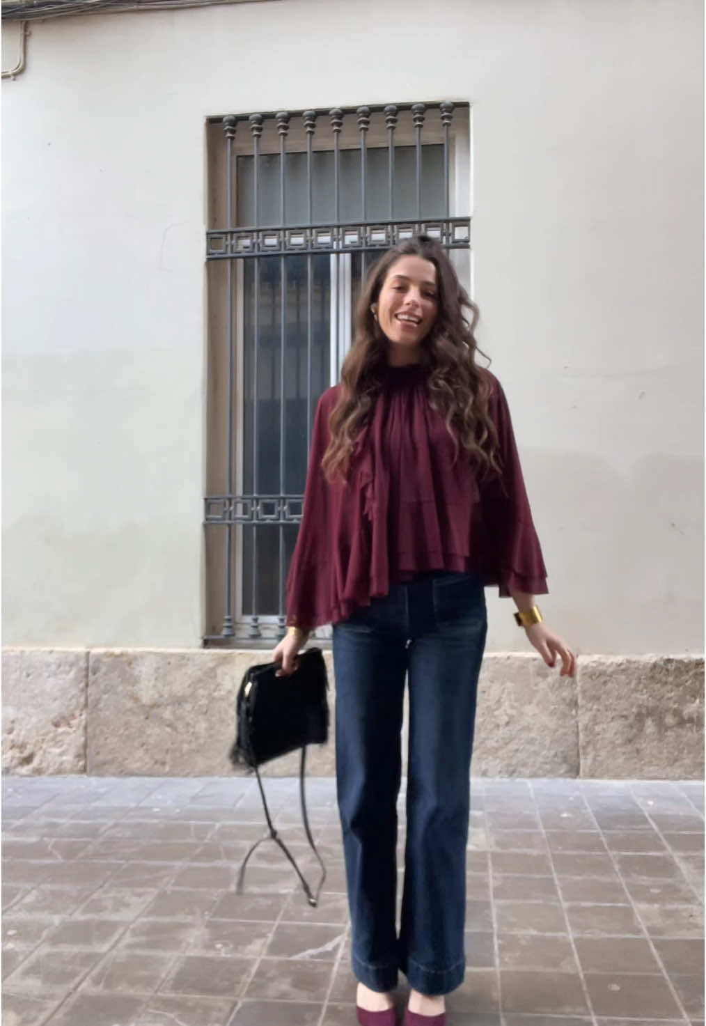 tout en bordeaux 🤎@ZARA #OOTD #zara #zarahaul #tenuedujour #lookdujour #pourtoi #fyp #isabeau #bordeaux #hiver #soleil #foryoupage❤️❤️ #maje #foryou #dentaire #pourtoii #couleur #cape #talon #uev #espagne #dentaire🦷 