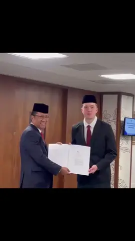 proses naturalisasi oleh romeney