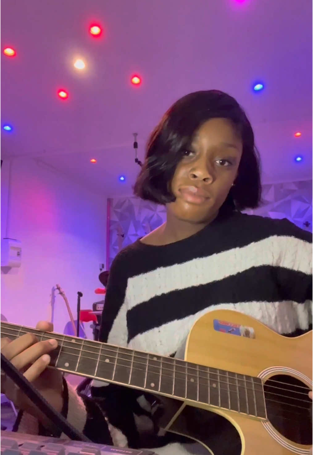 Il fait tard personne verra 🥲 #gael #tiktokchretien #YESU #accoustique #music #enjoy #mawaland #harmonie #nostalgie #musicienne #congolesetiktok #classiquecongolais 