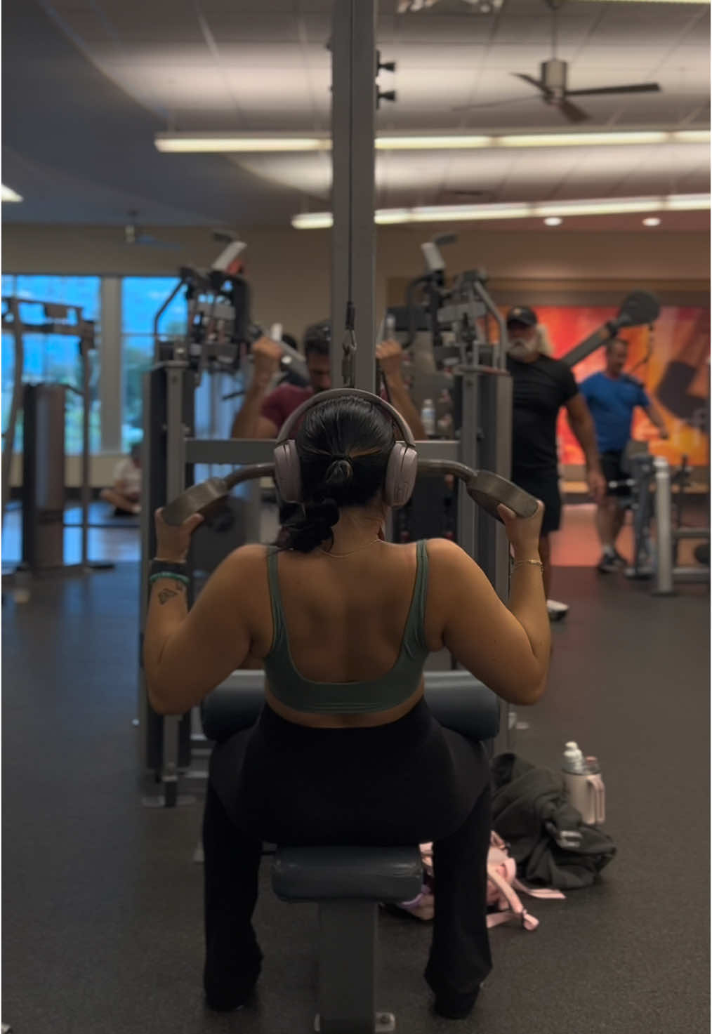 Yesterday back day😮‍💨 Outfit details: Sports bra @lululemon and flare leggings @aerie  #backday #backdayworkout #upperbody #upperbodyworkouts #bodybuilding #Fitness #personaltrainer 