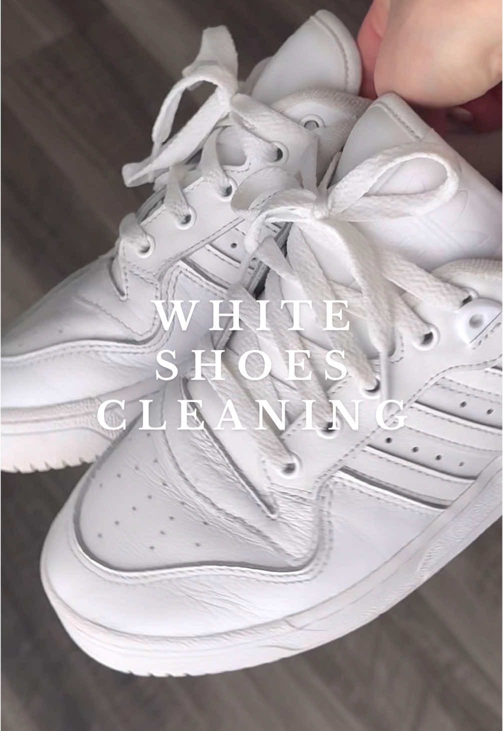 How to clean WHITE shoes! 🤍🫧😍( toothpaste, baking soda , Dawn )  #CleanTok #cleaningshoes #cleaninghacks #cleaningtiktok #cleaningtips #whiteshoes #shoecheck #shoecleaning #whitesneakers #whiteshoeslover #sneakers #laundry #shoegame #shoecleaninghack #scrubbing #satisfyingvideo 