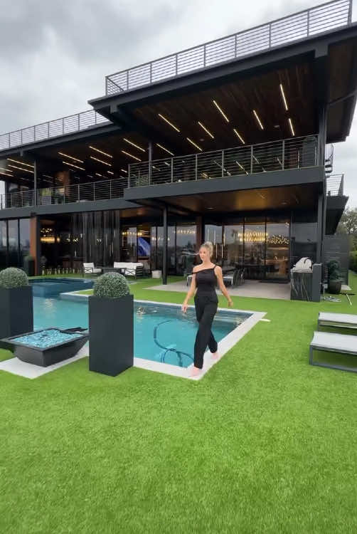 Florida’s ultimate party house 🏡 ✨ By: @theluxuryhomeshow    #LuxuryLiving #FloridaRealEstate #fyp #foryou #hometour #modernhouse #mansion #housetour #luxury #house #Home #dreamhouse #florida 