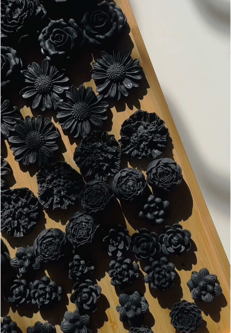Las velas negras dan un toque de elegancia🖤 #cursoenlinea #cursosonline #velas #velasartesanales #velasaromaticas #candles #wax #emprendimiento 
