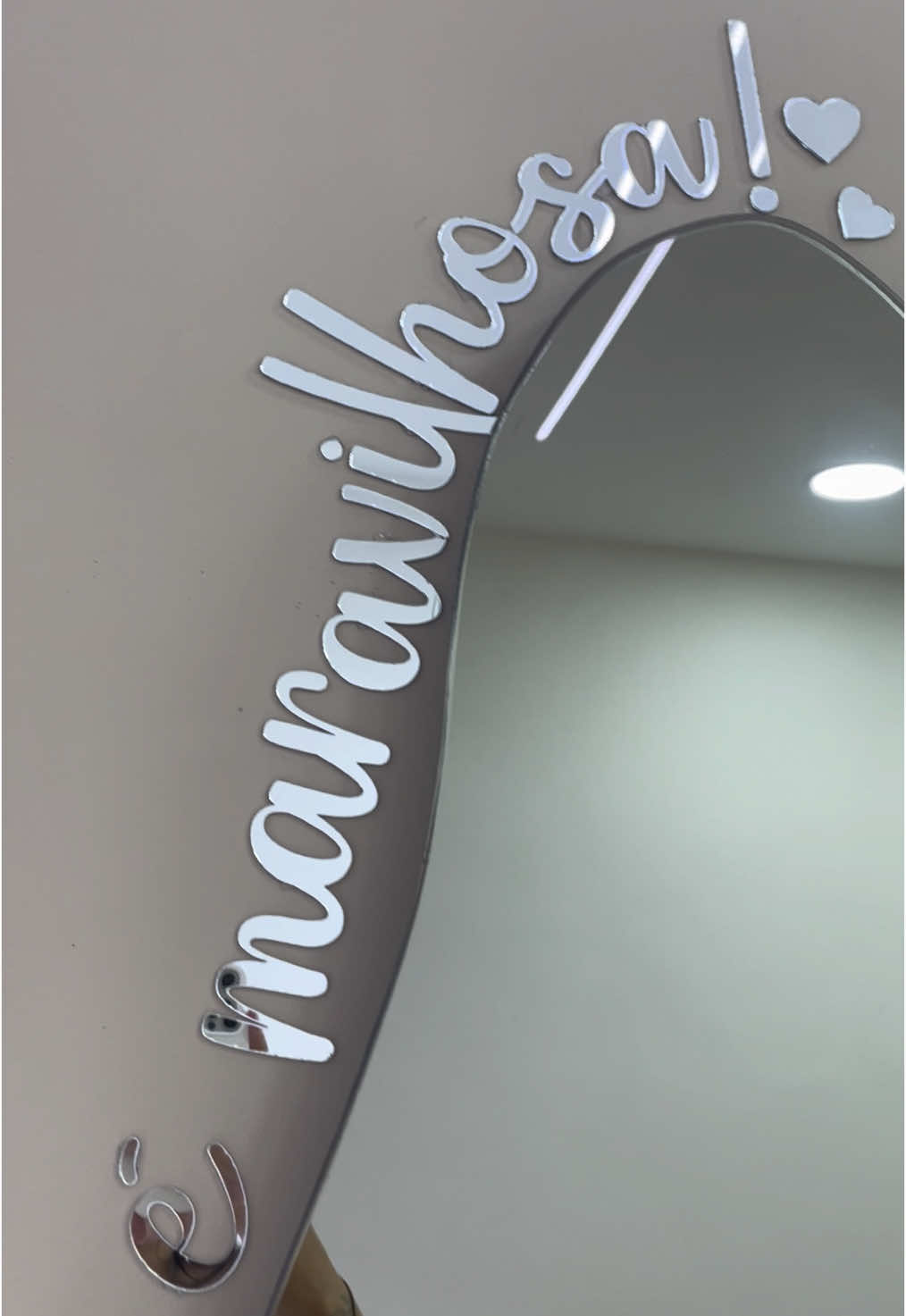 decorando nosso novo estúdio! 💅🏻💓🌸🎀💞🫶🏻 a frase para parede foi comprada na Shopee e o espelho em loja física, quem quiser mando o link 🤝🏻 #empreendedorismo #enpreendedorismofeminino #empoderamentofeminino #estudio #decoracaoestudiodetatuagem #estudionails #naildesigner 