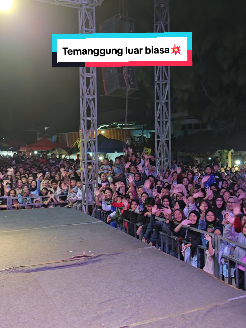 Gak bisa berkata-kata lagi, Temanggung luar biasa! satu lapangan penuh penonton meramaikan pementasan GWSM live Parakan. terima kasih semuanya!