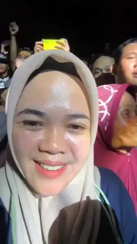 Keren Mbah Uti yang Satu ini...membaur dan bernyanyi bareng di konser Gaung Merah Palu.. Sehat slalu mbah uti ...#iwanfals #oi #orangindonesia #falsmania #falstotal #gaungmerahpalu