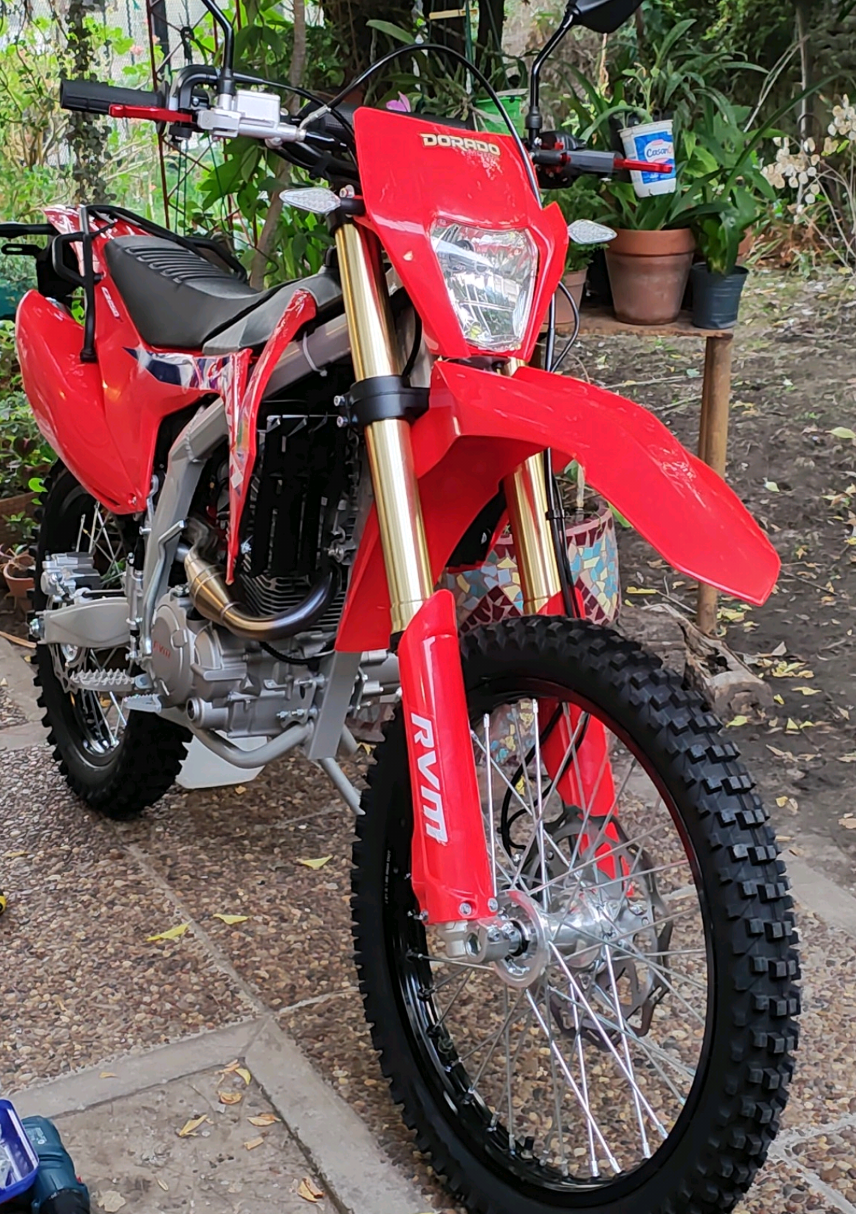 es un marca que no conocia, hay opiniones mezcladas, la agencia donde la compre le hicieron un muy buen servicio así que se probará pronto en tierra a ver como anda. #moto #motoblog #rvm #cz250tpro 