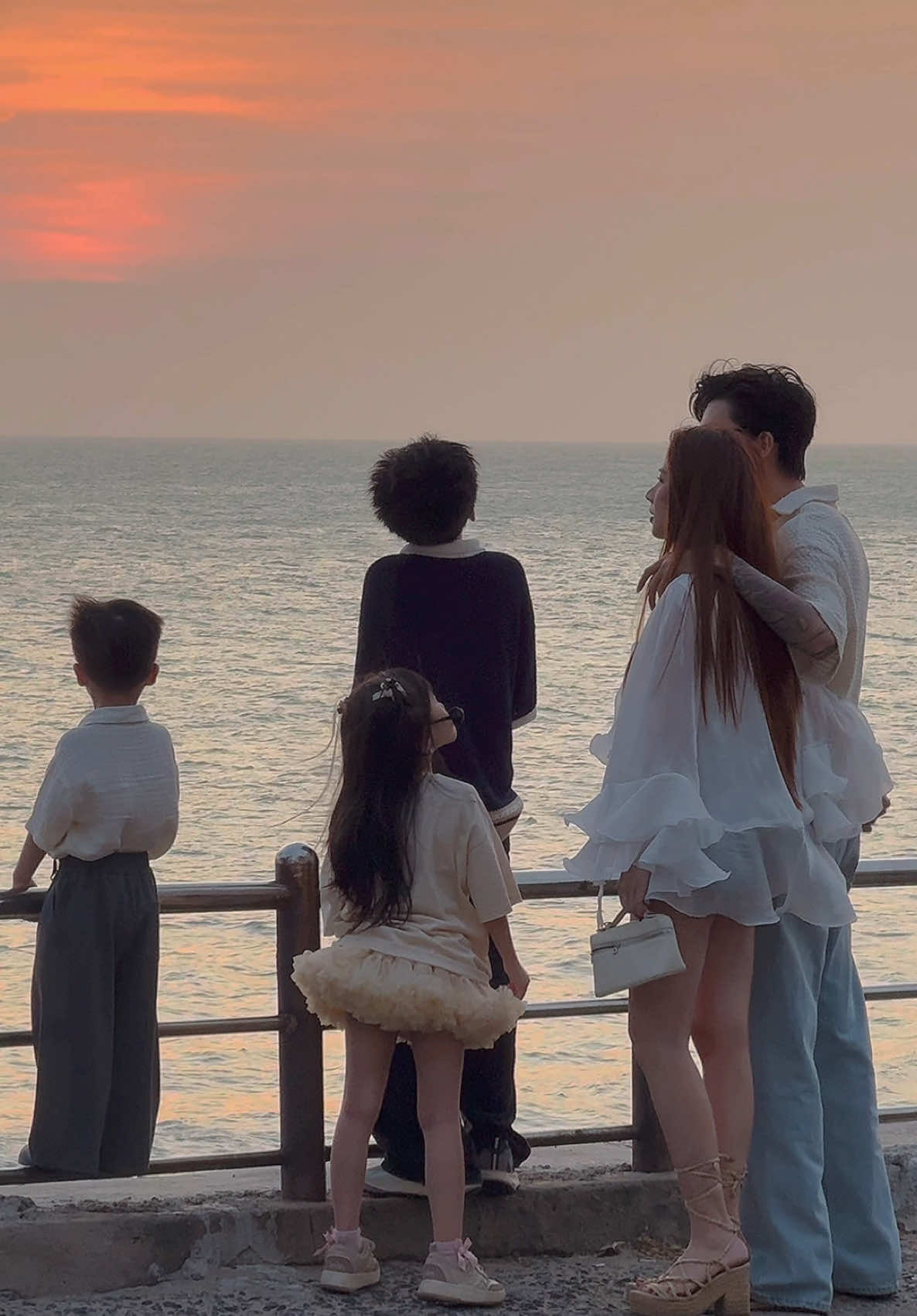 Hoàng hôn bên các con 🌅 #hoanghonvungtau #bũnfamily #truongthicamvan92 #family #couple 