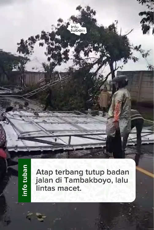 Sebuah atap galvalum terbang hingga menutup seluruh badan jalan tepatnya di depan Pabrik SSA, Kecamatan Tambakboyo, Minggu (9/2/2025) siang. Atap tersebut terbang disebabkan karena angin kencang. Akibatnya arus lalu lintas dari Semarang maupun Surabaya macet. Video: Istimewa #infotuban #tuban