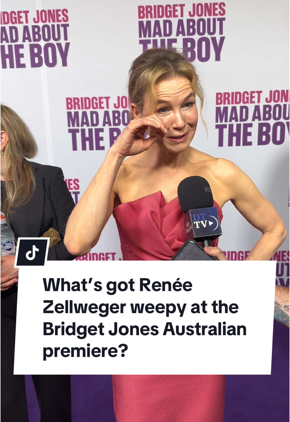 It’s a very special night for Renée Zellweger, who’s been joined by her family for the premiere of Bridget Jones: Mad About the Boy here in Sydney 💜 #reneezellweger #bridgetjones #premiere #film #redcarpet #sydney #australia #movies #bridgetjonesdiary 