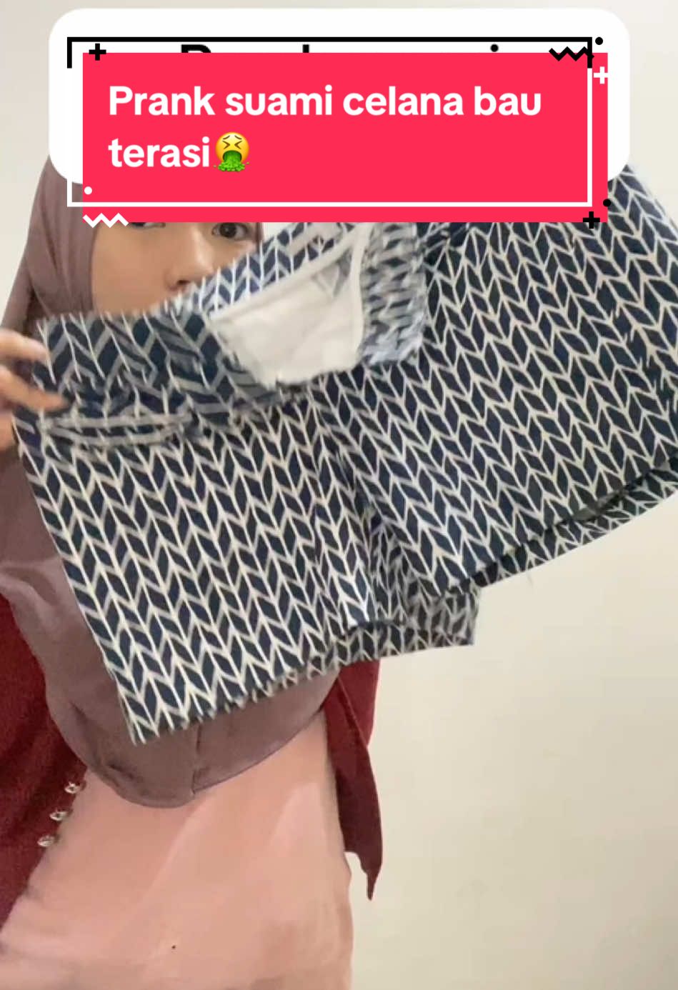 Makan tuh terasi🤣 langsung di suruh pake lacto-V dong😍 @Miscella-G #fyp #prank #careyourvwithlactov
