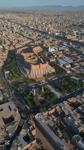 دلیل اینکه ما به هرات افتخار میکنیم 👇🏻❤️🌹😌 تاریخ هرات هرات، یکی از کهن‌ترین شهرهای افغانستان، دارای تاریخی پرشکوه و پرفرازونشیب است. این شهر که در غرب افغانستان و در مسیر جادهٔ ابریشم قرار دارد، از دیرباز مرکز تمدن، فرهنگ و هنر بوده است  از فتح هرات توسط اعراب مسلمان در قرن هفتم میلادی، این شهر به یکی از مراکز مهم علمی و فرهنگی تبدیل شد. در دوران غزنویان، غوریان و سلجوقیان، هرات رونق بیشتری یافت و بسیاری از دانشمندان و شاعران در این شهر زندگی می‌کردند. هرات امروز امروزه، هرات یکی از مهم‌ترین شهرهای افغانستان است که به خاطر بناهای تاریخی همچون مسجد جامع هرات، مناره‌های مصلی، قلعهٔ اختیارالدین و دیگر آثار ارزشمندش شهرت دارد. این شهر همچنان یکی از مراکز مهم فرهنگی، هنری و تجاری افغانستان محسوب می‌شود. هرات با تاریخ غنی خود همچنان نماد تمدن و فرهنگ در منطقه است و به عنوان یکی از میراث‌های ارزشمند جهان اسلام و خراسان بزرگ شناخته می‌شود #herat #herati #herat_boys_official  #afghanistan #photography  #history  #city #dji هرات زیبا من تقدیم به همه مسافران دور از وطن #وطن #هرات #افغانستان #شهر #زیبایی #دلتنگی #دورازوطن #اشکان_عرب  #herat #afghanistan #آبادی #کشورم 