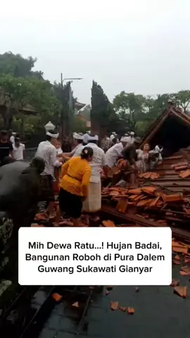 Hujan Badai, Bangunan Roboh di Pura Dalem Guwang Sukawati Gianyar pada Minggu, 9 Februari 2025. Semoga tidak ada korban jiwa🙏 tetap waspada dan berhati-hati semeton 🙏 #bangunan #roboh #pura #dalem #guwang